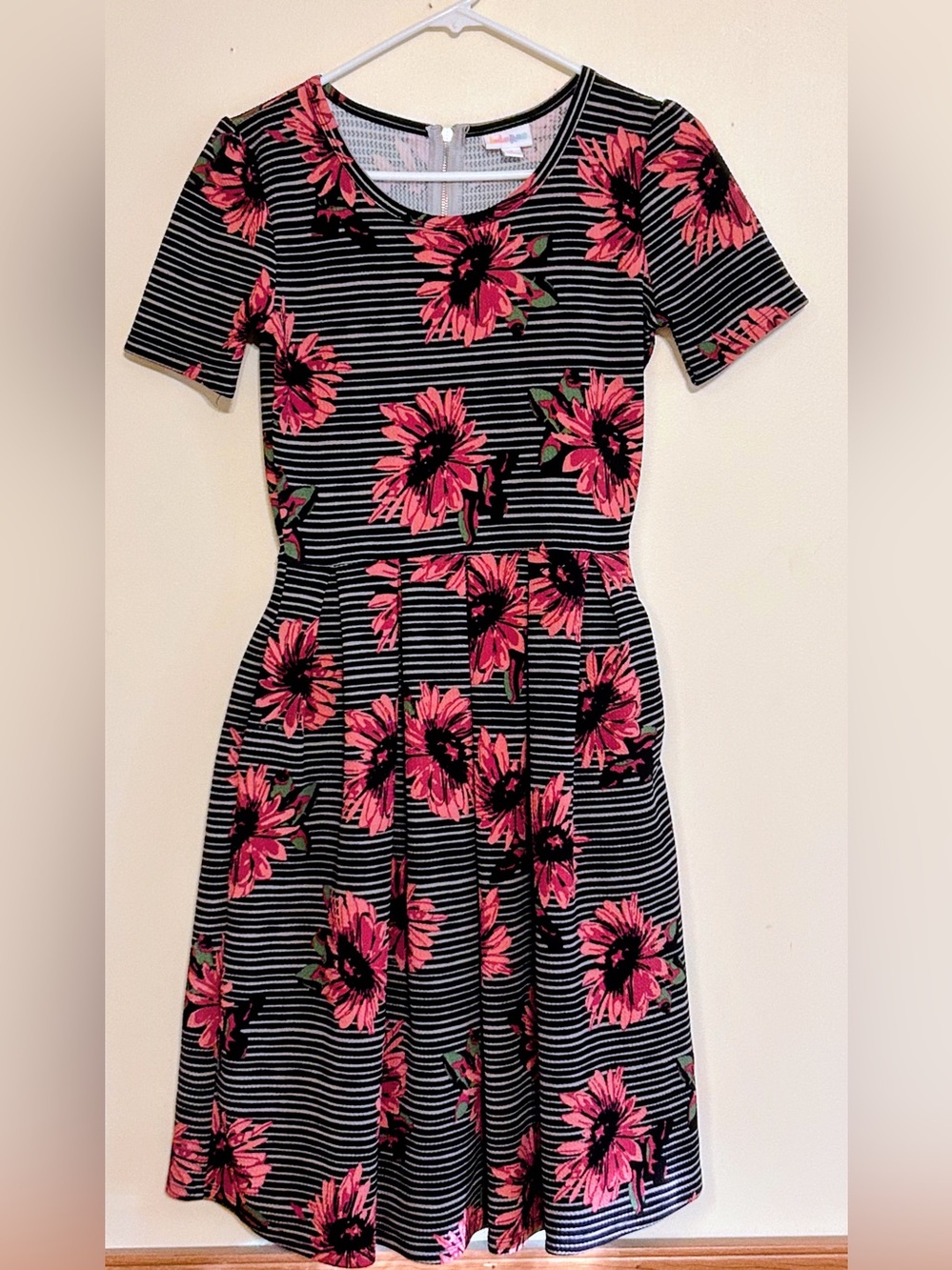Lularoe Amelia Fit Flare Dress with Pockets. Size Small
